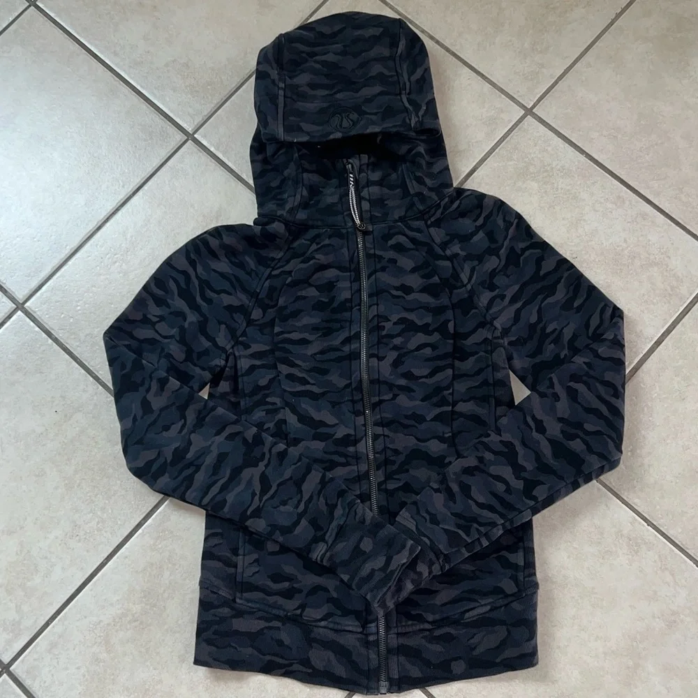 Lululemon scuba Hoodie light cotton fleece camo deep coal size 2 PTP 14.5” EUC